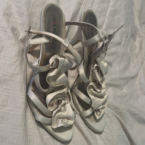 Unlisted Cream Ruffled Bow High Heeled Shoes - Picture 4 of 9